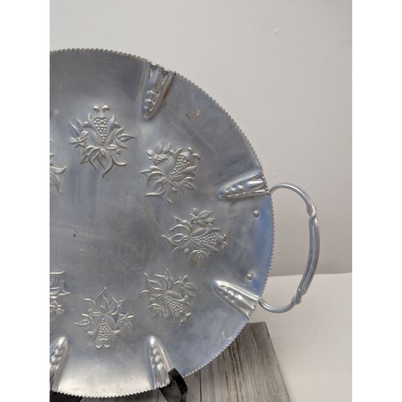 Vintage Hammered Aluminum Serving Tray Round Scalloped Border Twist Handles - Picture 4 of 6
